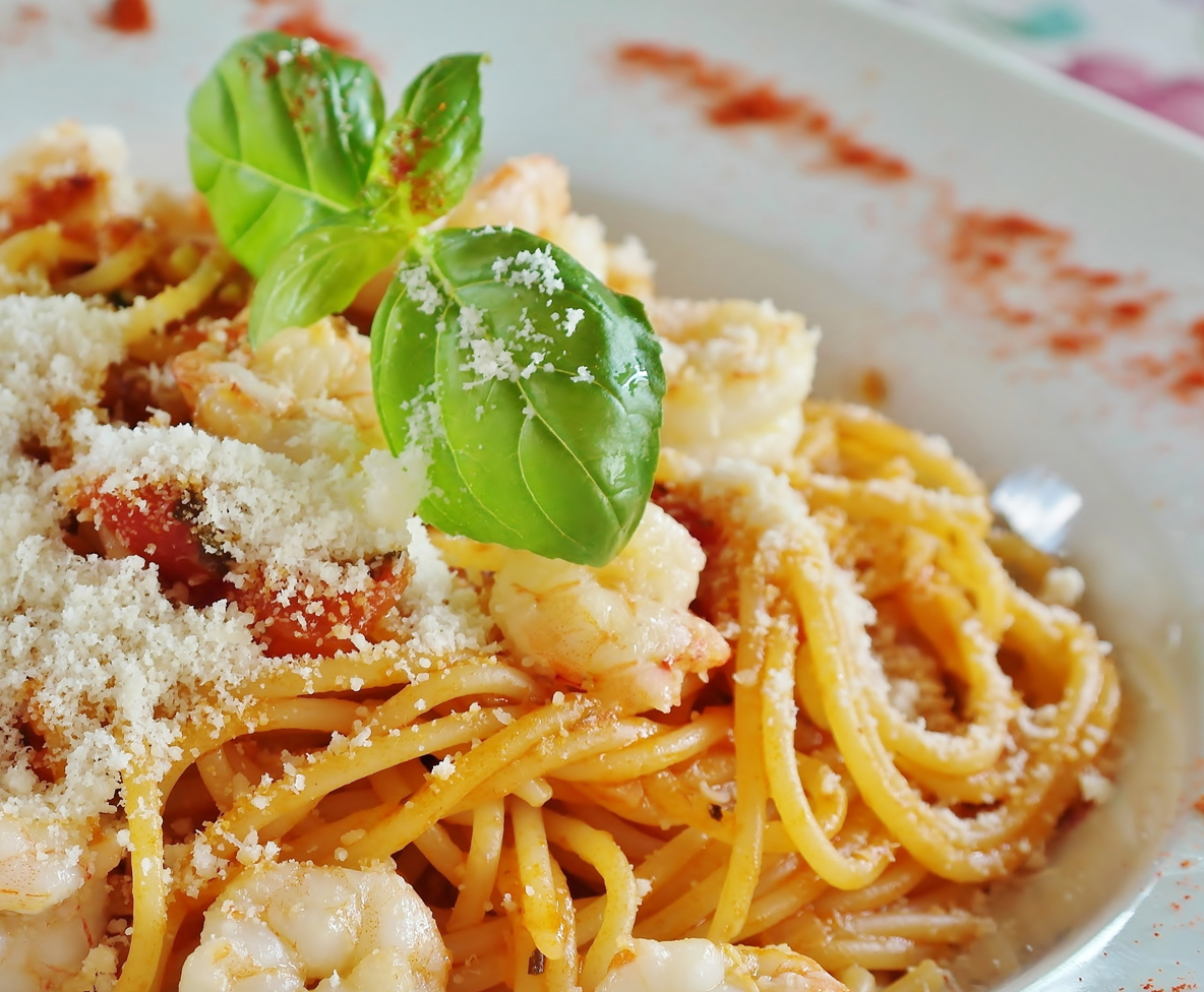 Das Bild zeigt einen Teller mit Spaghetti mit Kirschtomaten und Gambas.